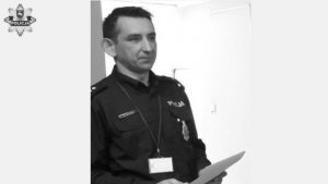 Zdjęcie komisarza Pawła Gruszka w umundurowaniu służbowym